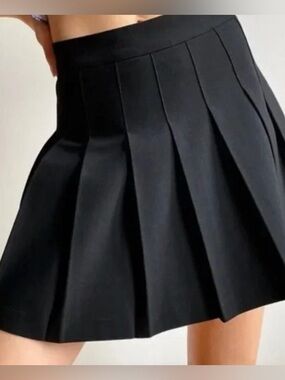 ARITZIA-Sunday Best Pleated Olive Mini Skirt-Black-Like new